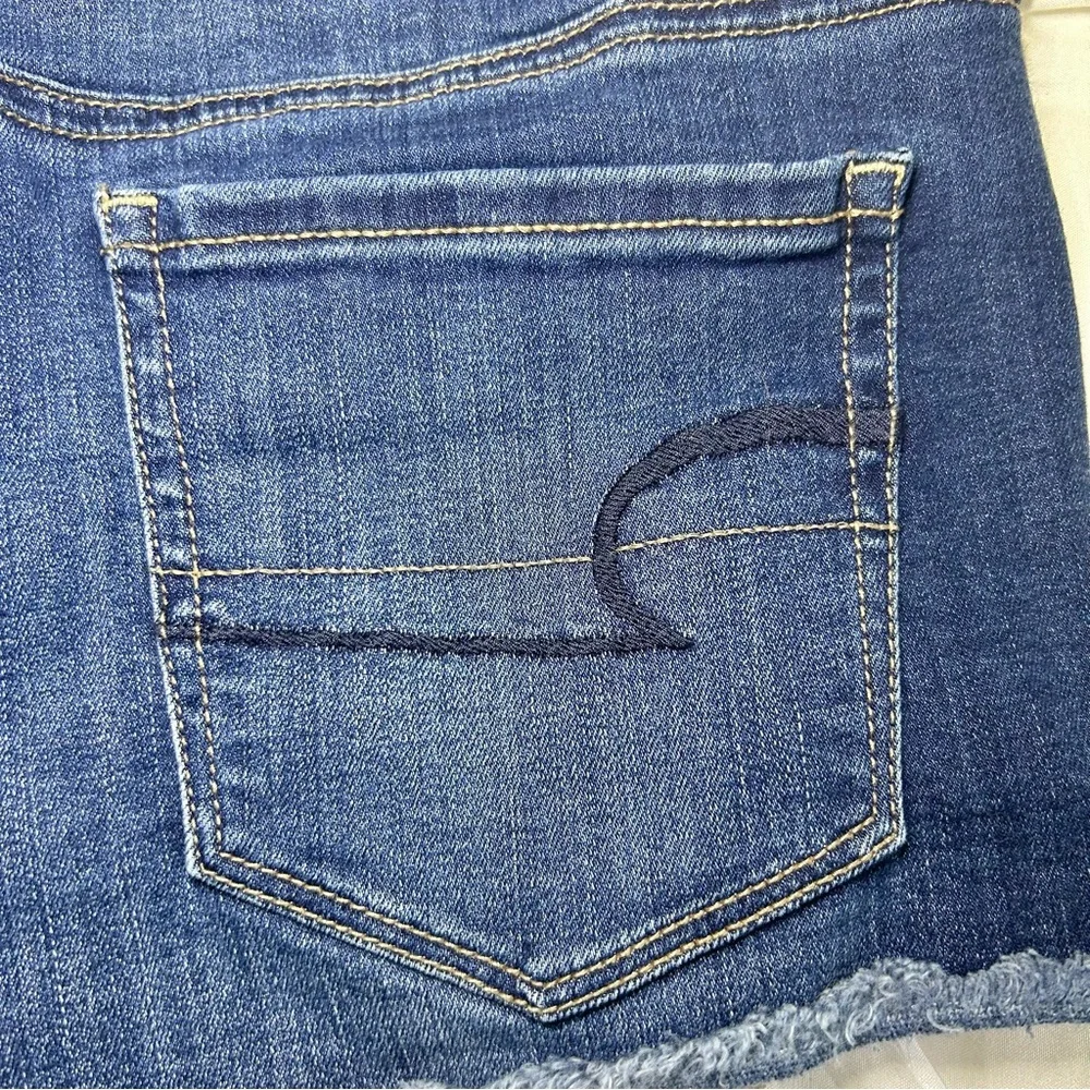 American Eagle Denim & Cream Lace Pocket Frayed Hem Shortie Jean Shorts Size 8